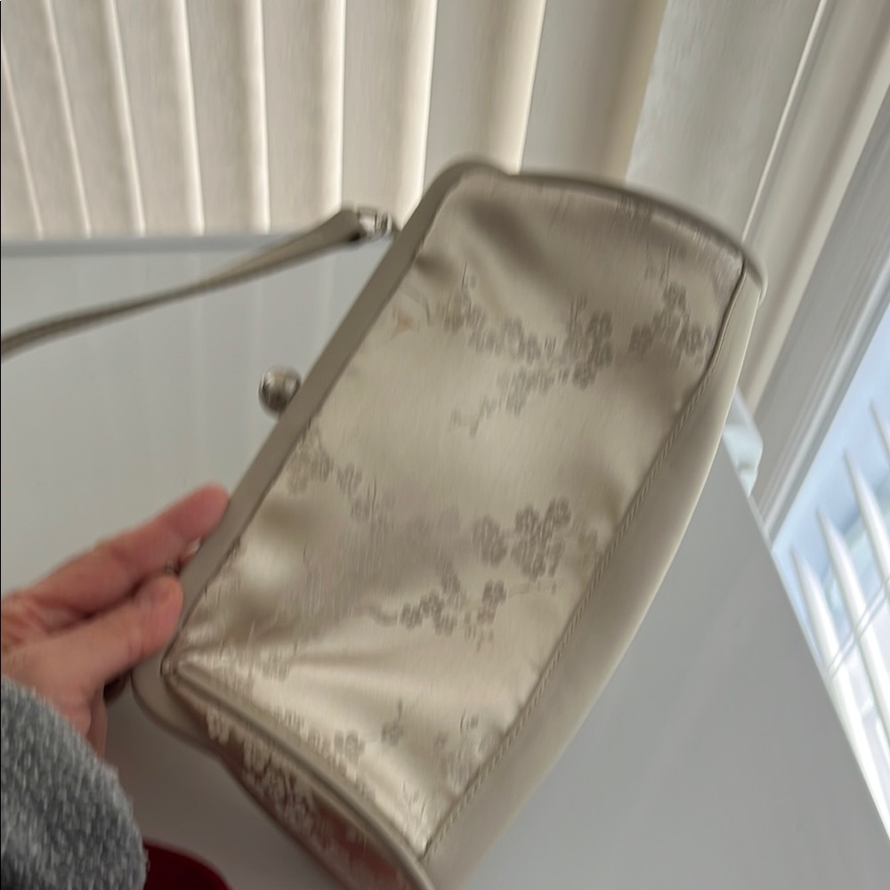 CLOSET CLOSING -Chic Cream and Red satin evening bags with damask design - Picture 3 of 8